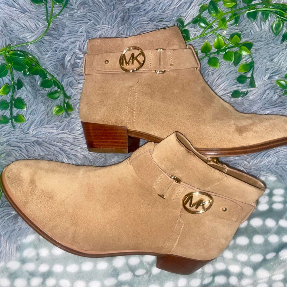 🖤 Michael Kors Suede Ankle Booties - Tan with Gold Hardware 🖤